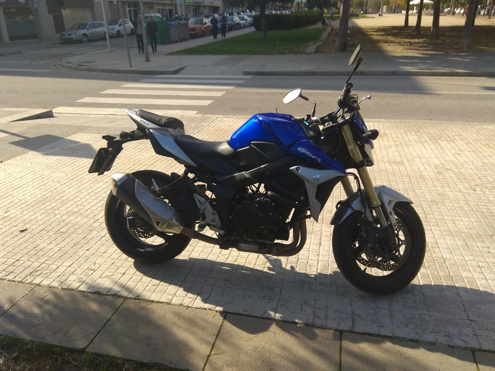 Suzuki GSR 750 , 4.200 €